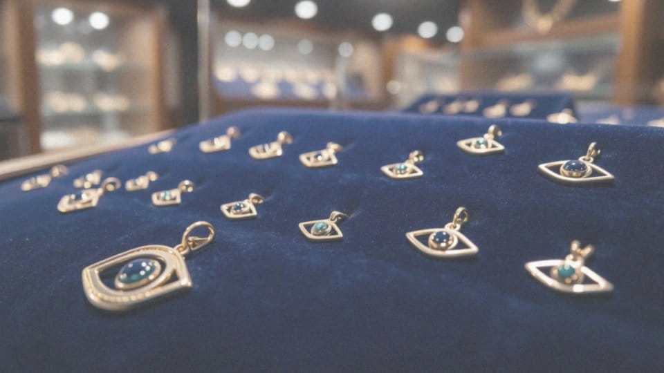 Jakie są ceny złotych zawieszek z okiem proroka?