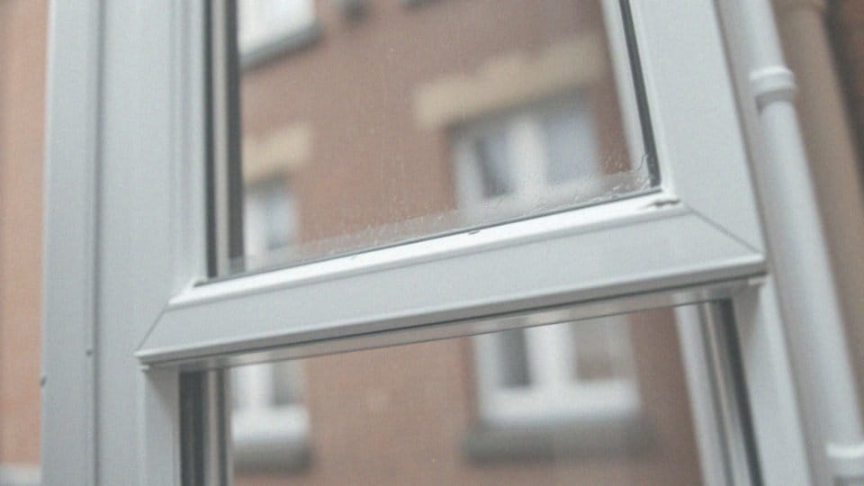 Jak uszczelnić okno plastikowe? Praktyczny poradnik krok po kroku